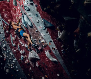Profesyonel kadın dağcı bouldering duvara.