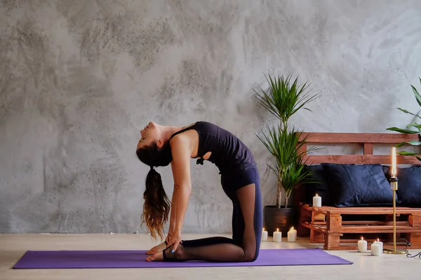 Ejercicio femenino sobre estera de yoga — Foto de Stock