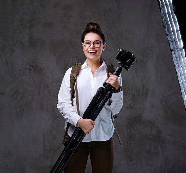 Erkek dijital fotoğraf makinesi tutar 