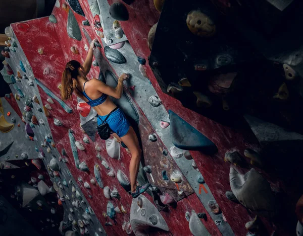 Vrouwelijke klimmer. Extreme indoor klimmen. — Stockfoto