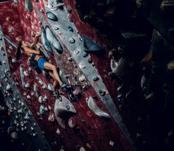 Professionella kvinnliga klättrare på bouldering vägg. — Stockfoto