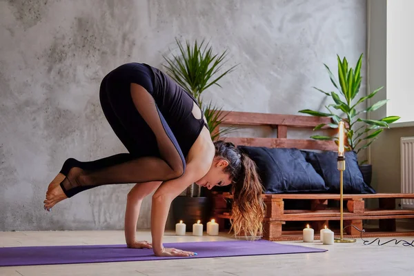 Seksi esmer erkek Pilates yapıyor