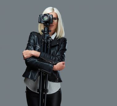 Sarışın fotoğrafçı erkek .