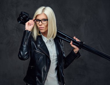 Sarışın fotoğrafçı erkek 