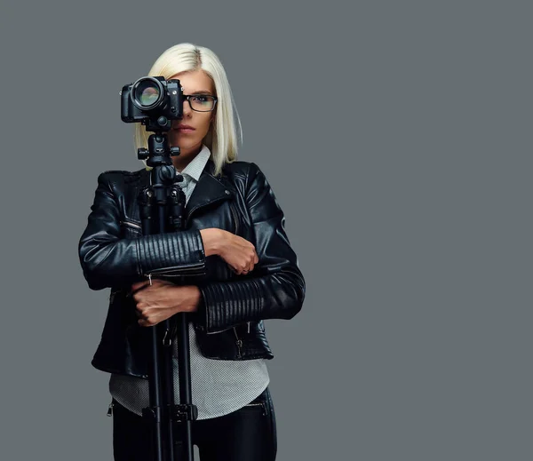 Blonde Fotografin weiblich — Stockfoto