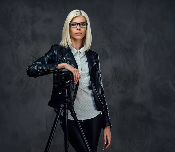 Blond fotograaf vrouw — Stockfoto