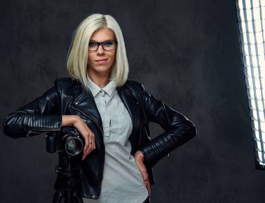 Sarışın fotoğrafçı erkek 