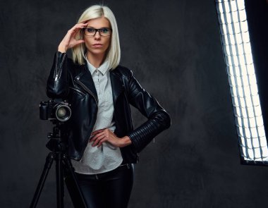 Sarışın fotoğrafçı kadın kamera tutan 