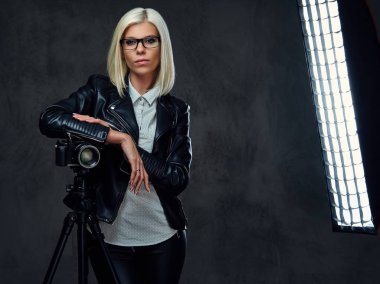 Sarışın fotoğrafçı erkek 