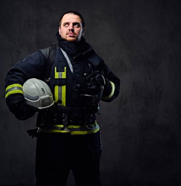 Firefighter Güvenlik kask tutar.