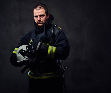 Firefighter Güvenlik kask tutar.