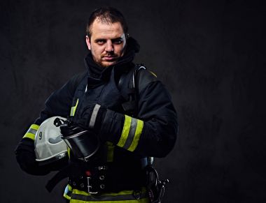 Firefighter Güvenlik kask tutar.