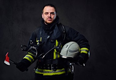 İtfaiyeci üniforması giymiş 