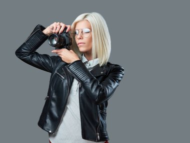 Fotoğraf çekmek bir sarışın kadın 