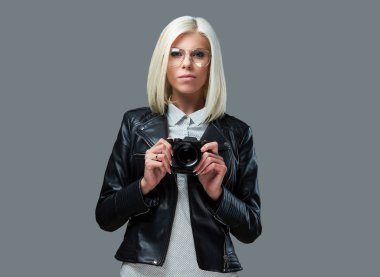 Fotoğraf çekmek bir sarışın kadın 