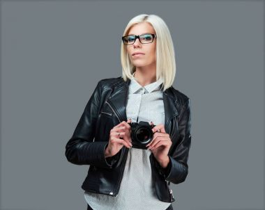 Sarışın bir kadın ile profesyonel dijital fotoğraf makinesi.