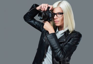 Sarışın bir kadın ile profesyonel fotoğraf makinesi.