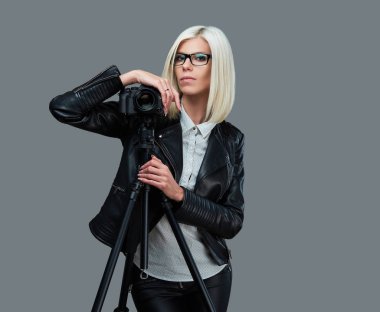 Kadın fotoğrafçı profesyonel kamera tutan 