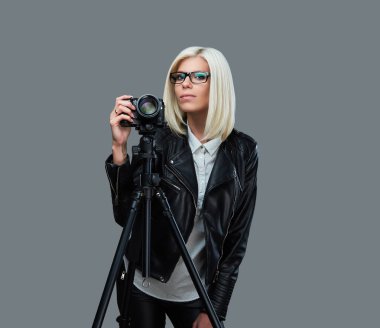 Sarışın fotoğrafçı kadın kamera tutan 