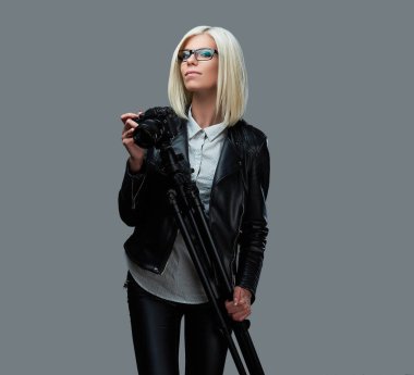 Kadın, profesyonel dijital fotoğraf makinesi ve tripod.