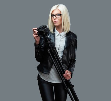 Bir siyah deri ceket giymiş erkek