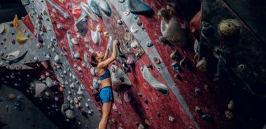 Profesyonel kadın dağcı bouldering duvara.