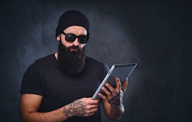 Sakallı vahşi erkek şapka ve güneş gözlüğü