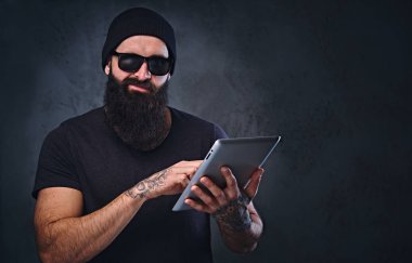 Sakallı vahşi erkek şapka ve güneş gözlüğü