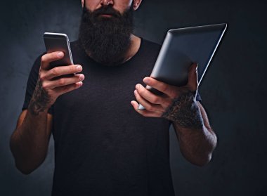 Hipster tutar tablet Pc ve smartphone.