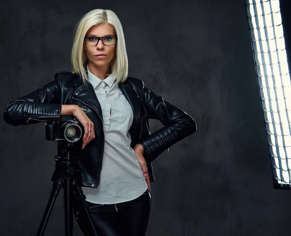 Rubia fotógrafa femenina — Foto de Stock