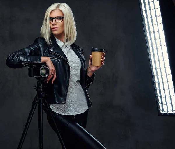 Blond fotograf Kobieta — Zdjęcie stockowe