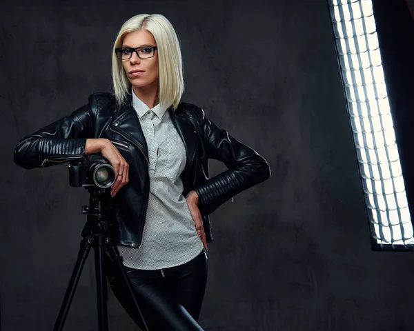 Fotografo biondo femmina su sfondo grigio . — Foto Stock