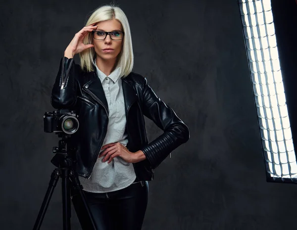 Blonde Fotografin hält Kamera — Stockfoto