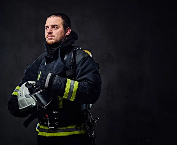 Bombeiro segura capacete de segurança . — Fotografia de Stock