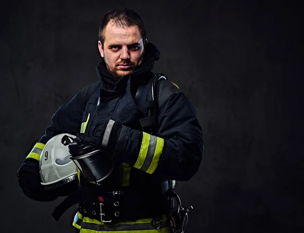 Feuerwehrmann hält Schutzhelm. — Stockfoto