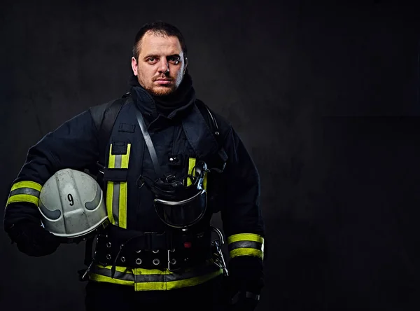Feuerwehrmann hält Schutzhelm. — Stockfoto