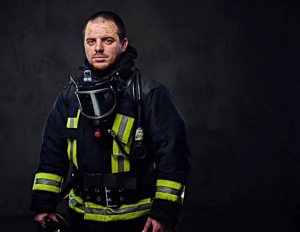 Hombre vestido con uniforme de bombero — Foto de Stock