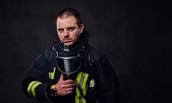 Hombre vestido con uniforme de bombero — Foto de Stock