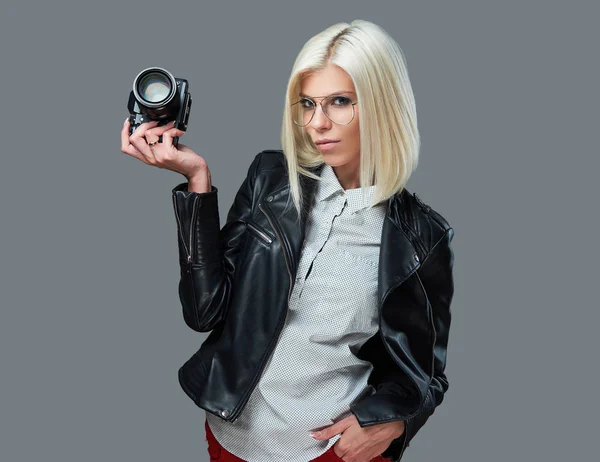 Ein blondes Weibchen mit professioneller Kamera. — Stockfoto