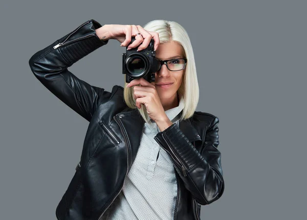 Ein blondes Weibchen fotografiert mit der Kamera. — Stockfoto