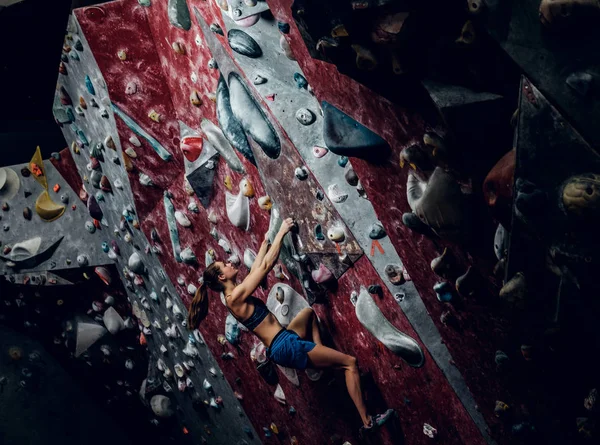 Bergsteigerin. Extremes Indoor-Klettern. — Stockfoto