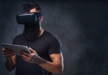 VR gözlük takan adam 