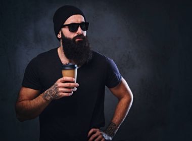 Sakallı dövmeli erkek