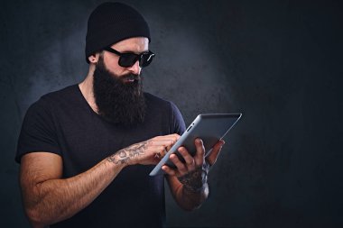 Sakallı vahşi erkek şapka ve güneş gözlüğü