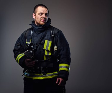 İtfaiyeci oksijen maskesi tutar