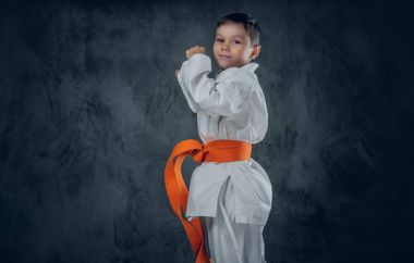 Okul öncesi çocuk bir beyaz karate kimono içinde