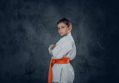 Okul öncesi çocuk bir beyaz karate kimono içinde