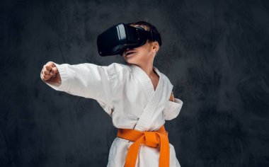 Vr gözlüklü küçük çocuk
