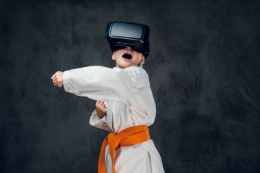 Vr gözlüklü küçük çocuk