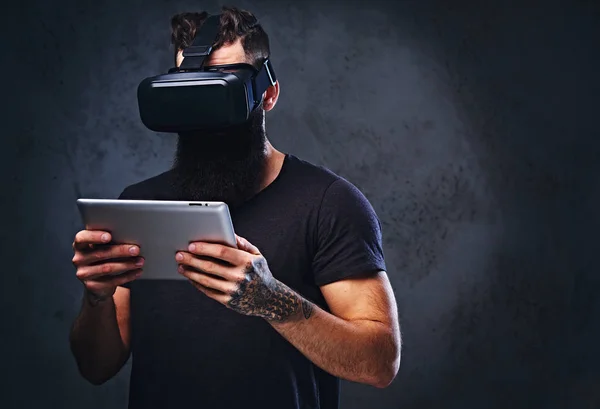 Мужчина в очках VR — стоковое фото